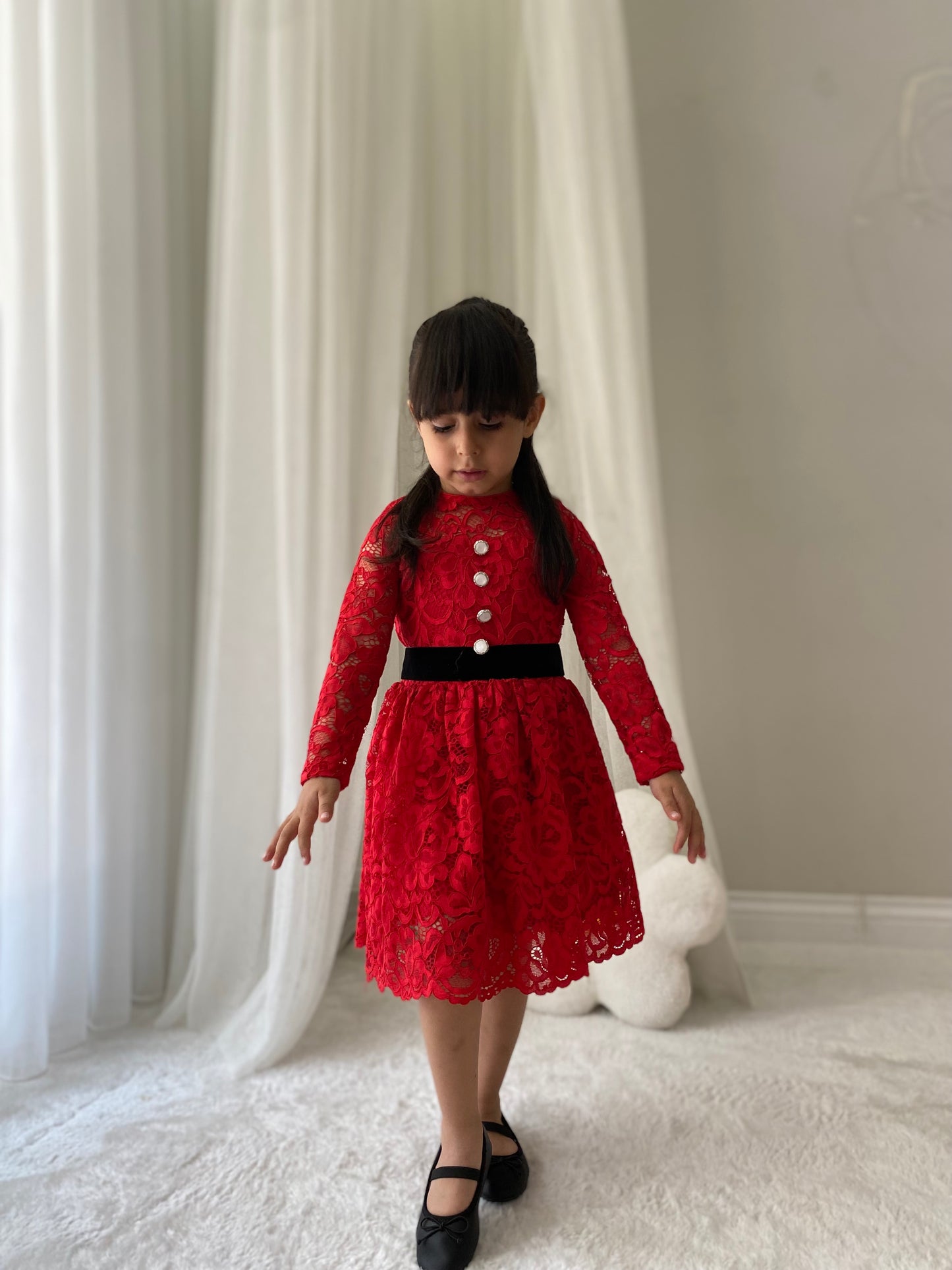 Atelier Des Reves Siyah Kadife Fiyonklu ve Fildişi İnci Düğmeli Kırmızı Dantel Elbise