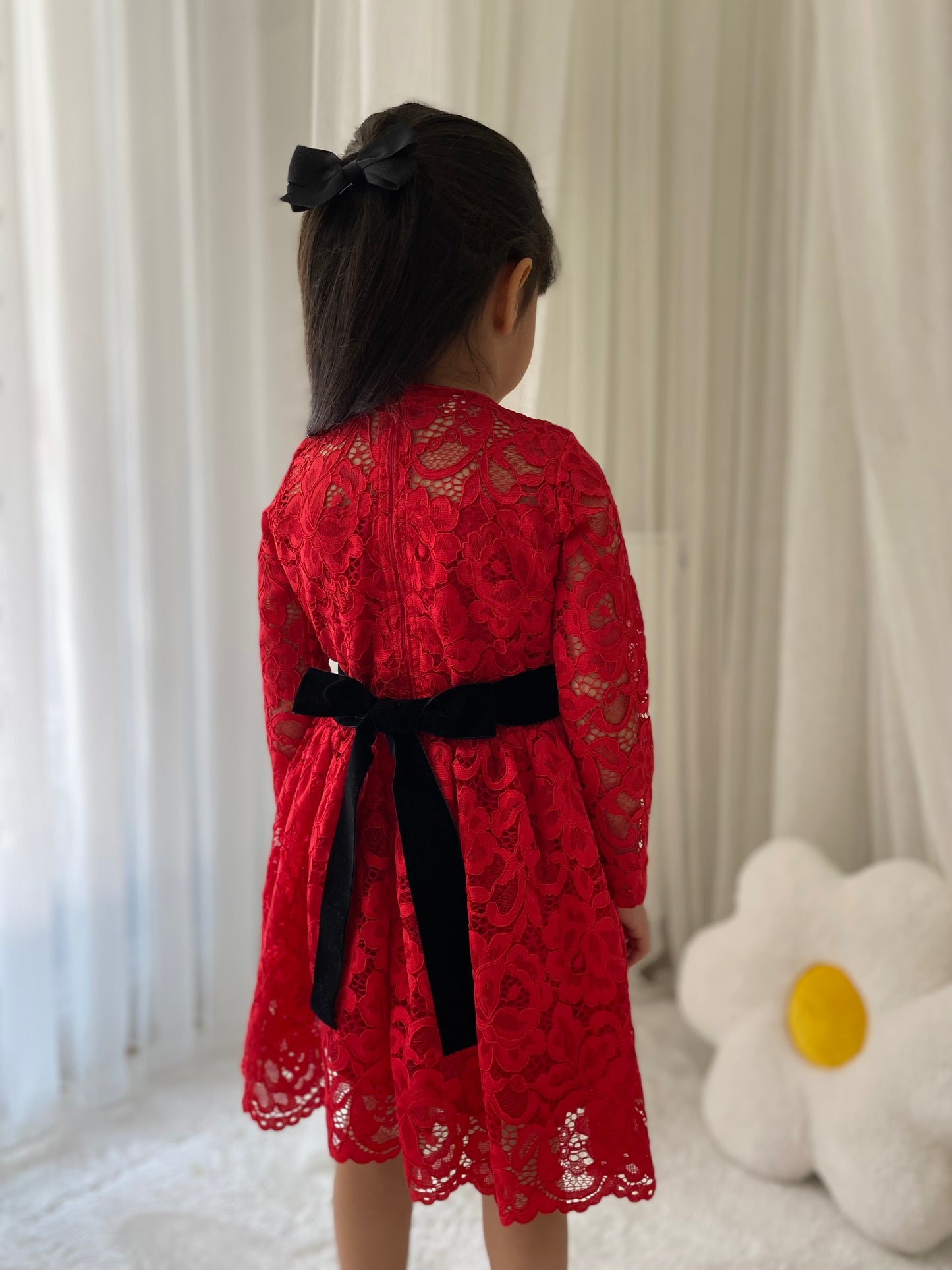 Atelier Des Reves Siyah Kadife Fiyonklu ve Fildişi İnci Düğmeli Kırmızı Dantel Elbise